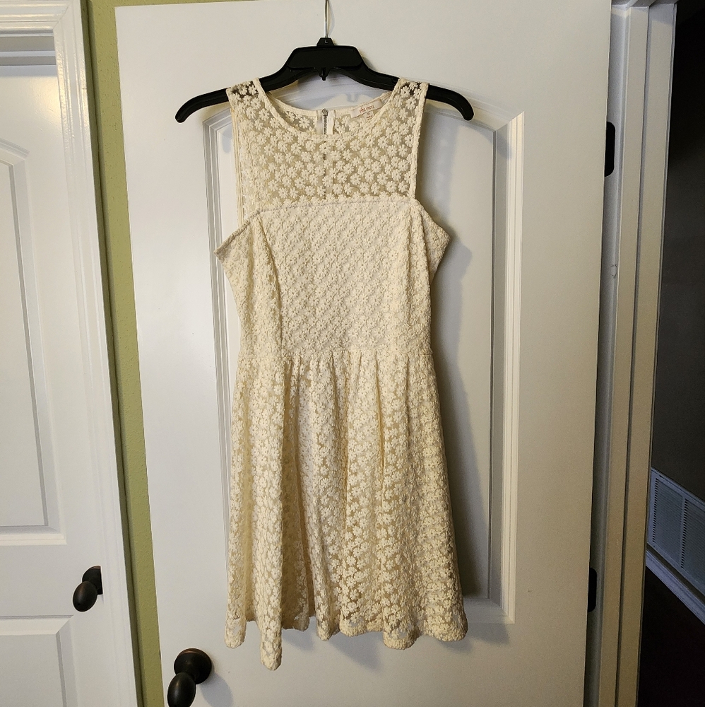 Sleeveless cream dress